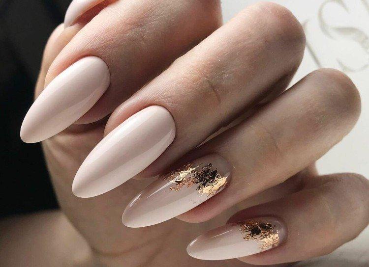 Manucure nude pour ongles longs