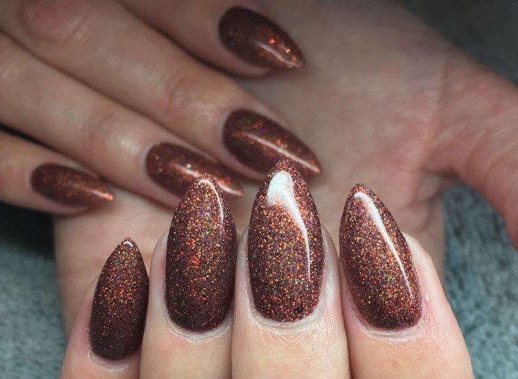 Manucure chatoyante pour ongles longs