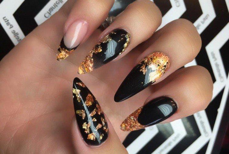 Manucure avec du papier d'aluminium pour les ongles longs