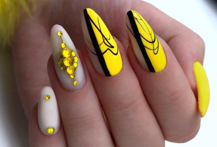 Manucure grise et jaune