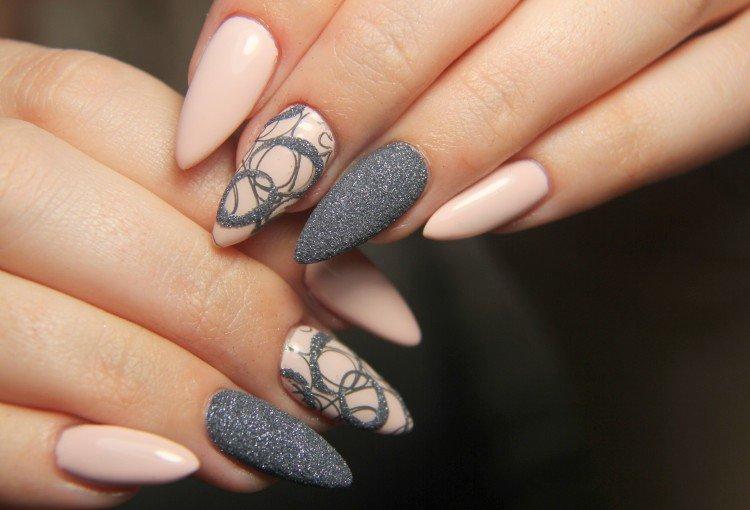 Manucure grise et jaune