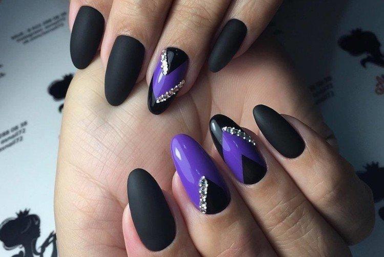 Manucure foncée pour ongles longs