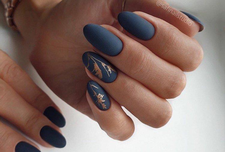 Manucure mate pour ongles ovales