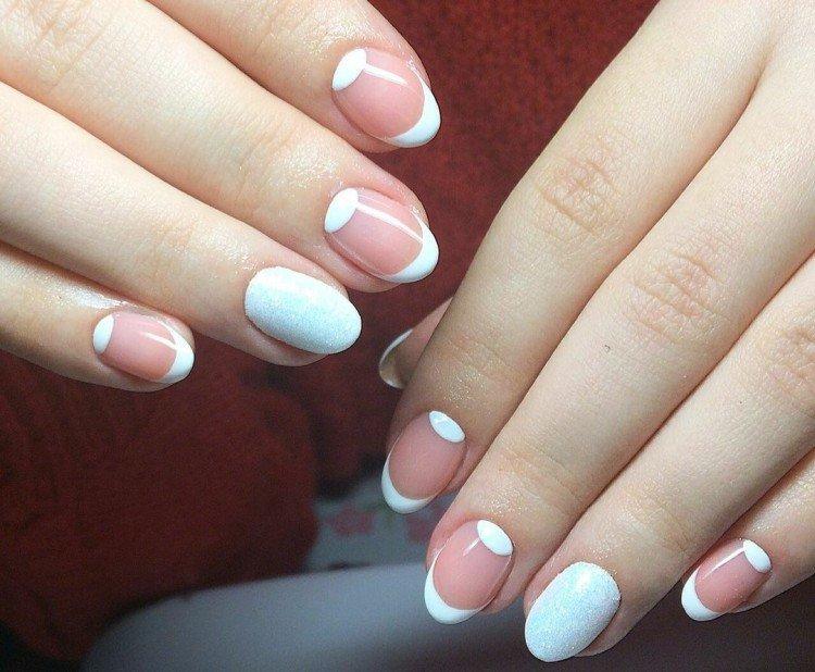 Manucure lunaire sur ongles ovales