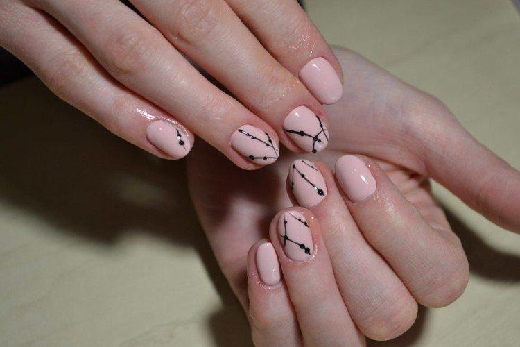 Manucure beige pour ongles courts