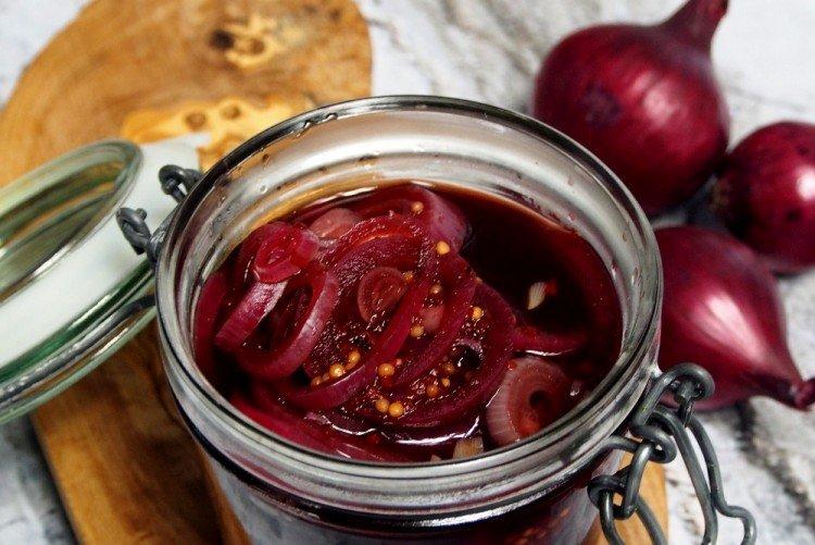 Oignons marinés à la moutarde
