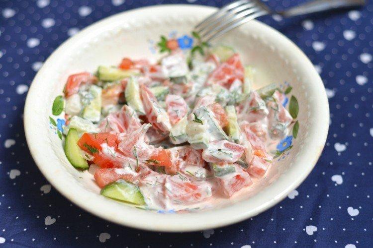 Salade de tomates, concombres et poivrons avec vinaigrette à la crème sure