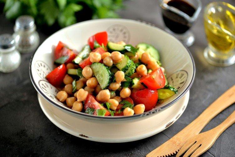 Salade de concombres, tomates et pois chiches
