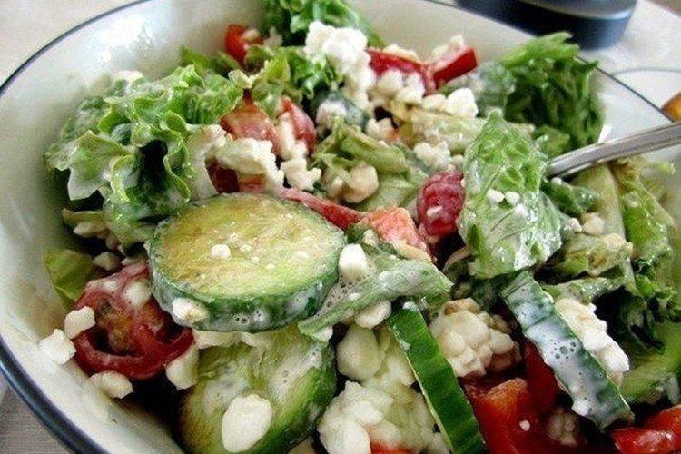 Salade de concombres, tomates et fromage cottage