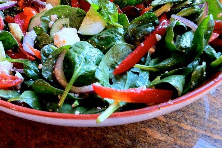 Salade de concombres, tomates, épinards et feta