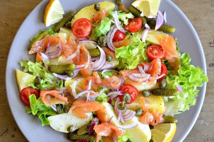 Salade de concombres, tomates, pommes de terre et poisson