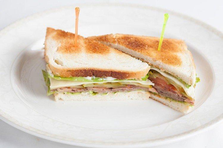 Sandwich au porc et à la moutarde