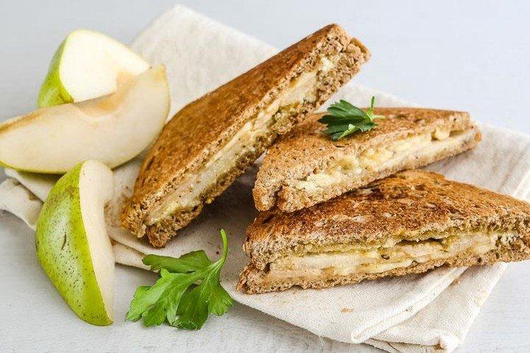 Sandwich au fromage et aux poires