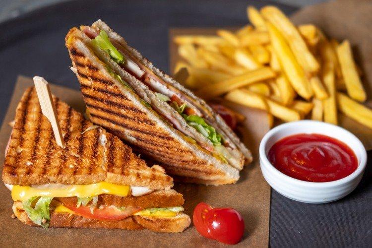 Club sandwich au bacon