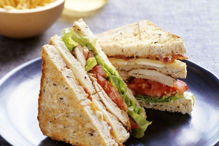 Sandwich au poulet et aux tomates