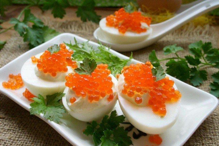 Oeufs farcis au caviar rouge