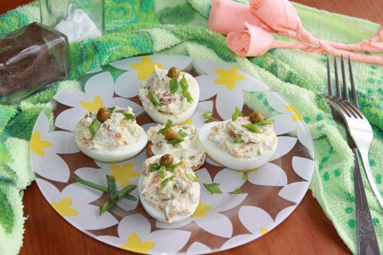 Oeufs farcis aux calamars et petits pois