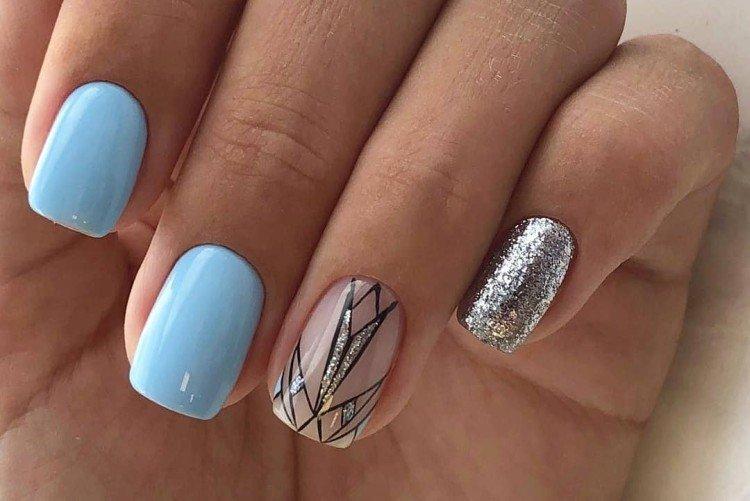 Manucure bleue avec des ridules