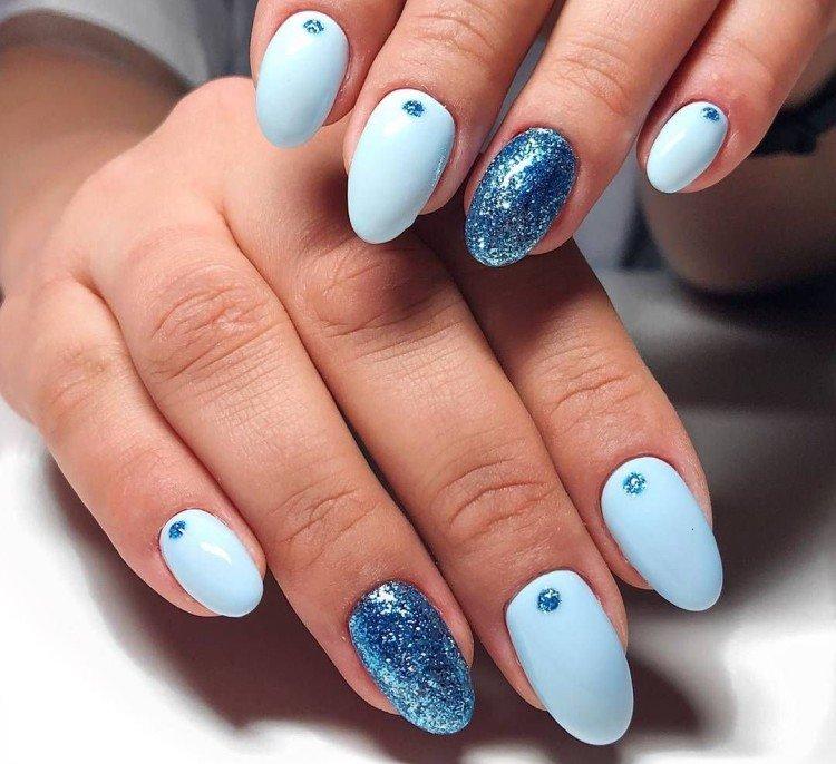 Manucure bleu-bleu