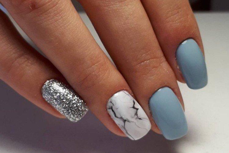 Manucure bleu argent