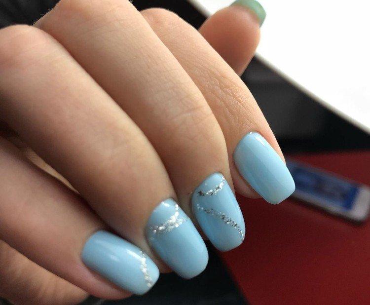 Manucure à paillettes bleues