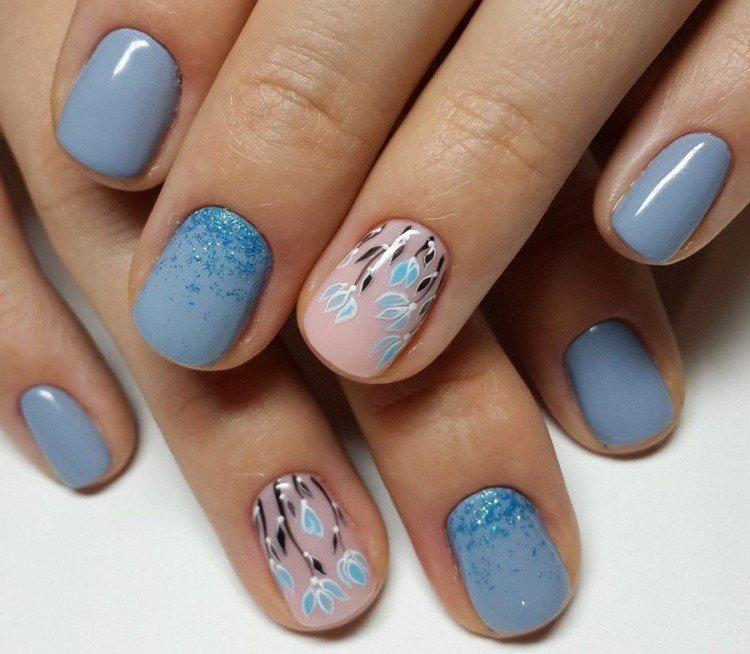 Manucure bleue aux bleuets