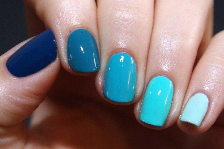 Manucure bleue avec différentes nuances