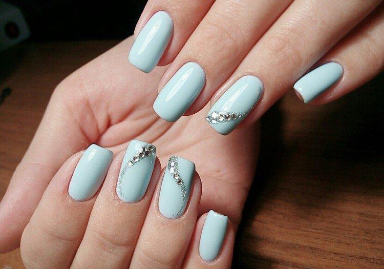 Manucure bleue avec strass transparents