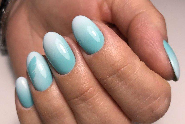 Manucure dégradé bleu