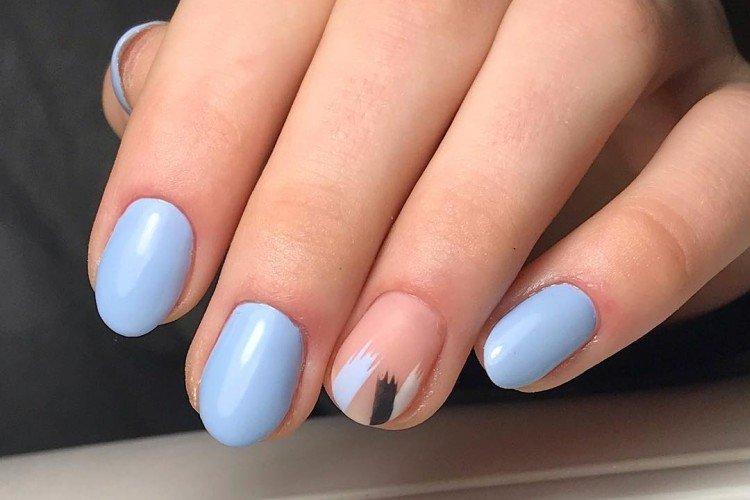 Manucure bleue pour ongles courts