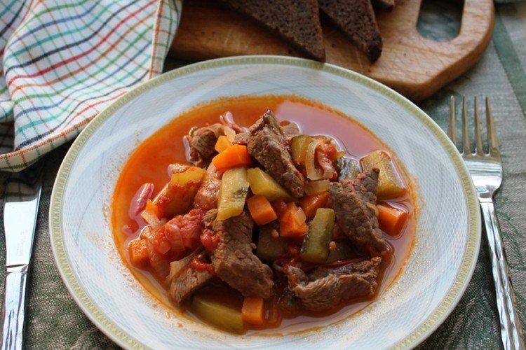 Goulasch de boeuf aux cornichons