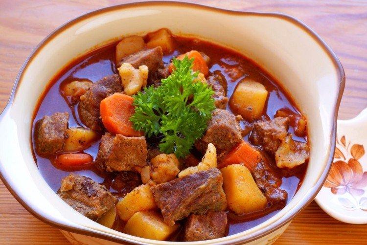 Goulasch de boeuf aux pommes de terre