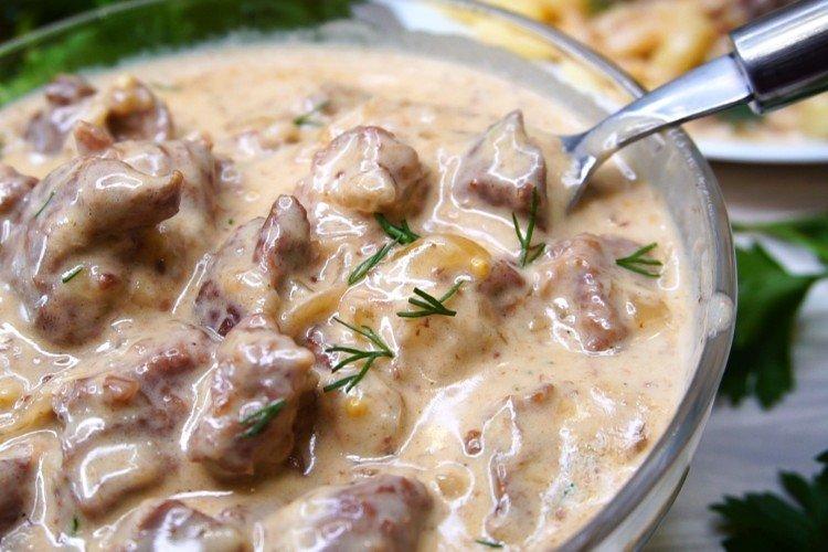 Goulasch de boeuf avec sauce à la crème sure
