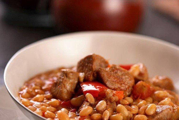 Goulasch de porc aux haricots et sauce