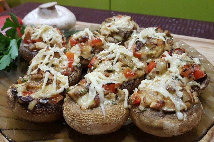 Champignons farcis au poulet et tomates