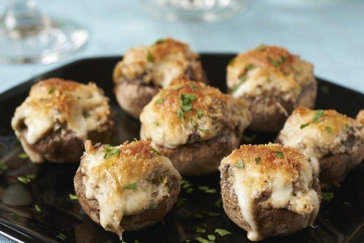 Champignons farcis aux carottes dans une sauce à la crème sure