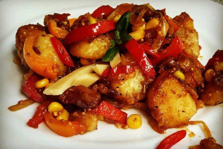 Jeunes pommes de terre aux poivrons et tomates