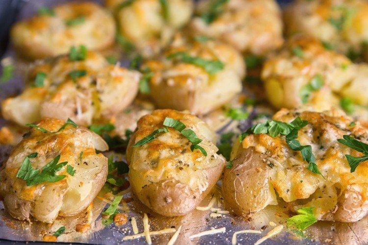 Jeunes pommes de terre au suluguni