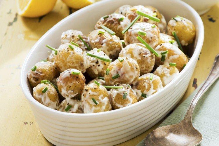 Jeunes pommes de terre à la crème sure au raifort