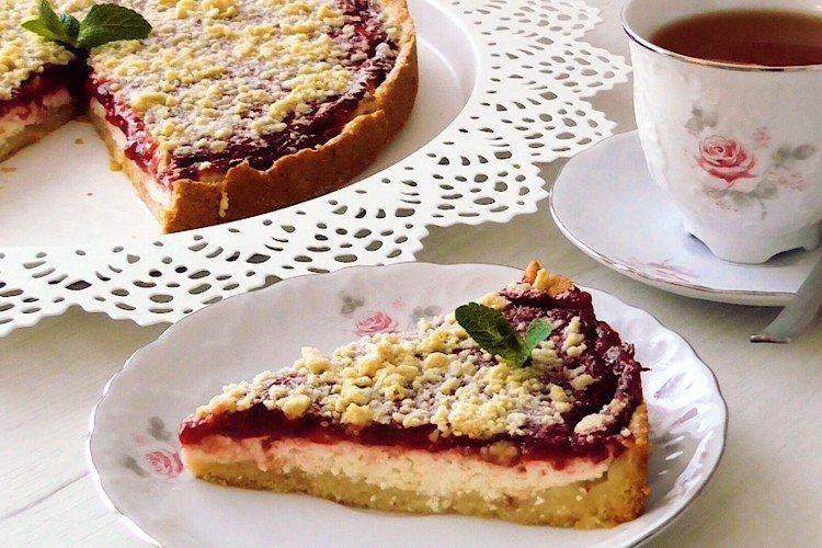 Gâteau de sable avec du fromage cottage et de la confiture