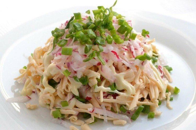 Salade de radis, poire et fromage