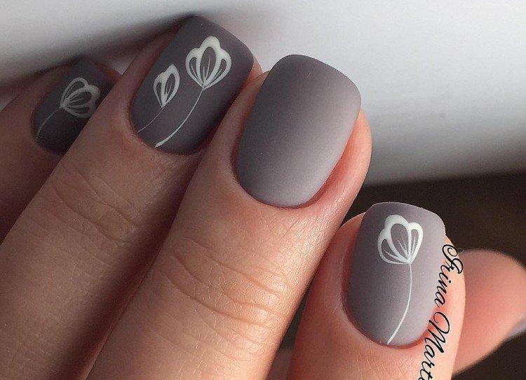 Manucure gris mat