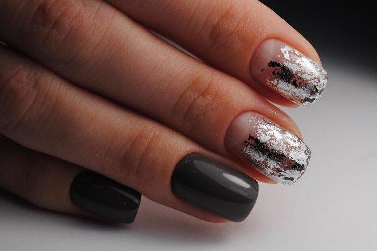 Manucure grise avec feuille d'argent