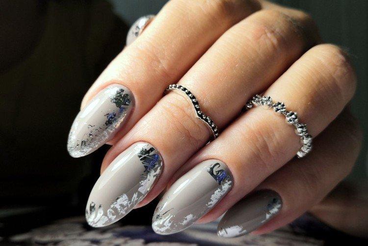 Manucure grise avec feuille d'argent