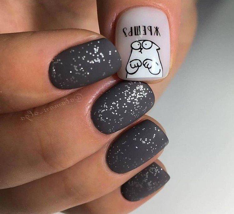 Manucure grise avec lettrage