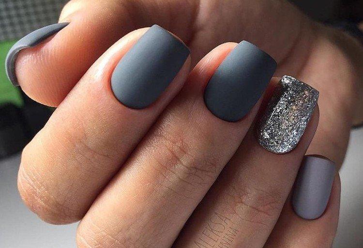 Manucure gris foncé