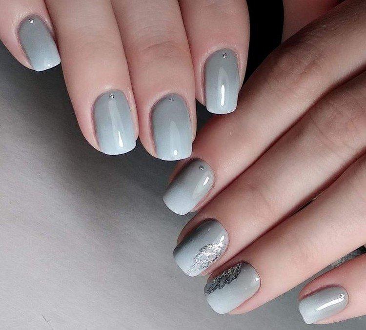 Manucure grise avec un dégradé