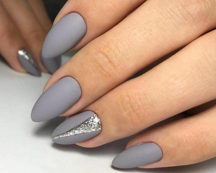 Manucure gris mat