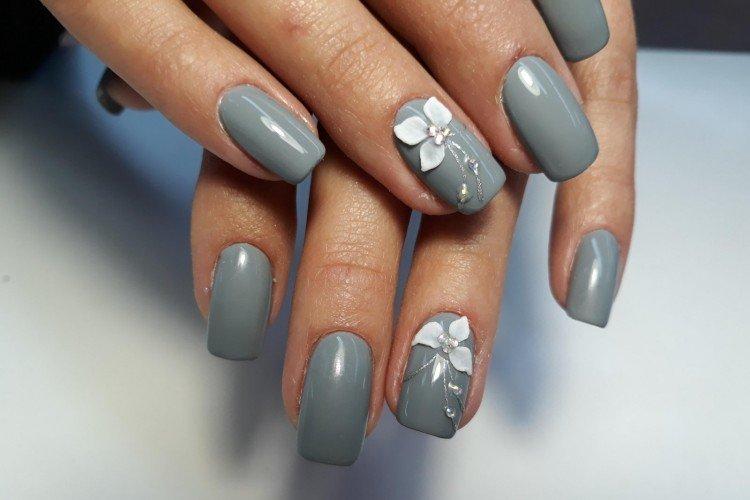 Manucure grise acrylique