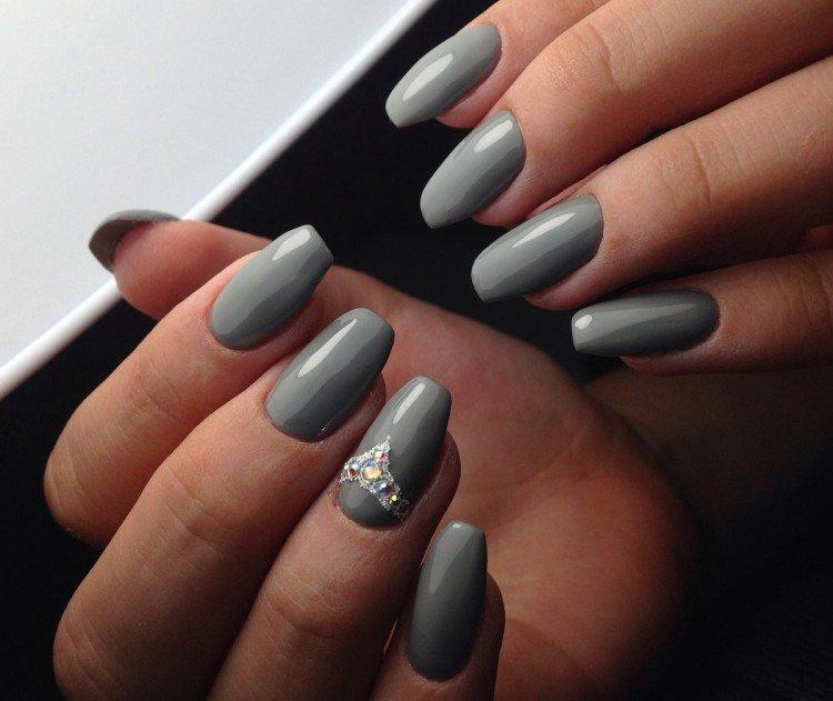 Manucure grise avec strass